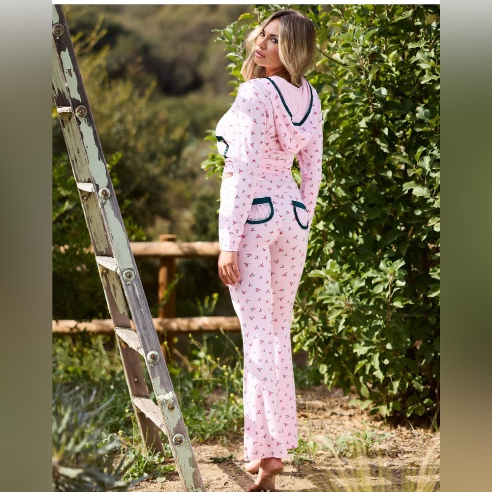 Beach Bunny Rocky Zip Hoodie- Holly-Day Large - Picture 3 of 9